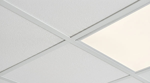 Gros plan sur l installation d une dalle LED sur ossature de plafond